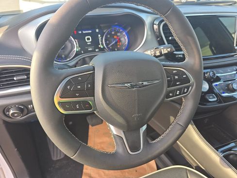 Used 2026 Chrysler Pacifica Limited FWD image 5