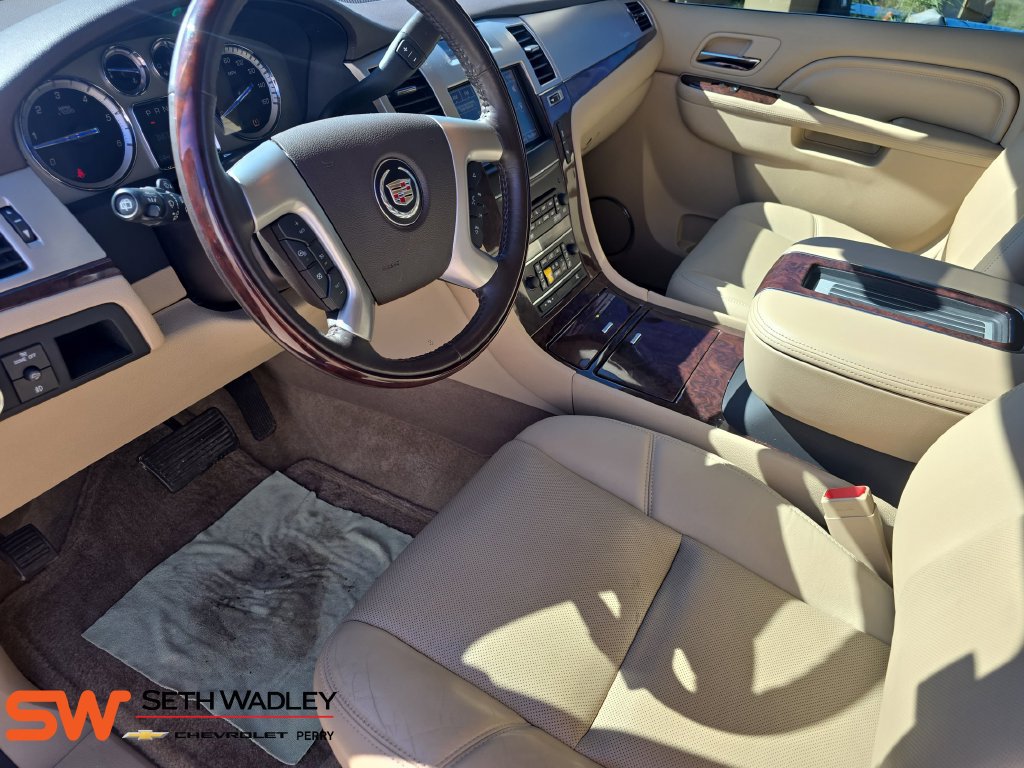 Used 2013 Cadillac Escalade Luxury AWD/4WD image 17
