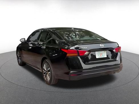 Used 2025 Nissan Altima 2.5 SV FWD image 14