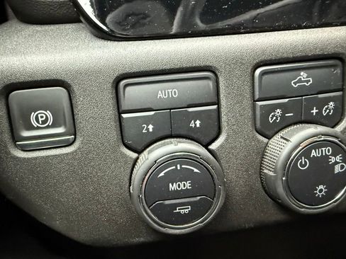 Certified 2025 Chevrolet Silverado 1500 LT image 28