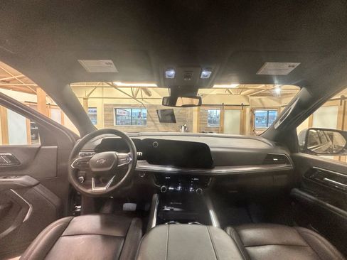 Used 2025 Chevrolet Suburban Z71 image 12