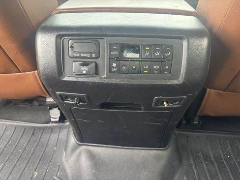 Used 2017 Toyota Sequoia Platinum image 26