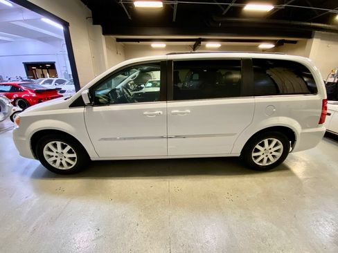 Used 2016 Chrysler Town & Country Touring FWD image 9