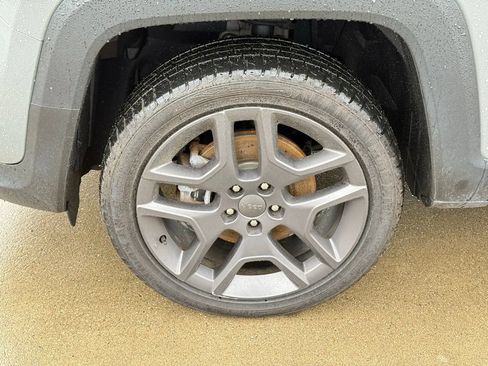 Used 2021 Jeep Renegade Latitude AWD/4WD image 12