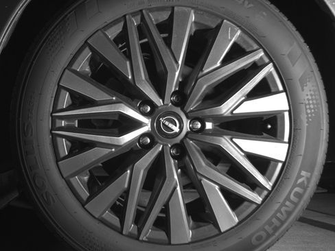 Used 2025 Nissan Altima 2.5 SV FWD image 14