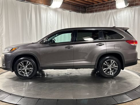 Used 2019 Toyota Highlander Plus AWD/4WD image 8