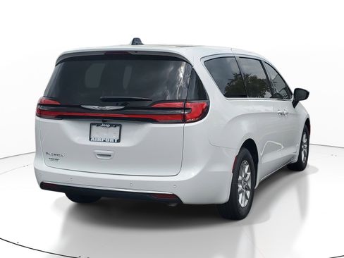 New 2026 Chrysler Pacifica Select image 4