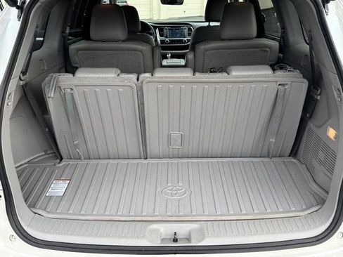 Used 2017 Toyota Highlander XLE image 32