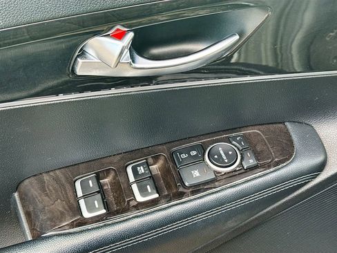 Used 2018 Kia Sorento LX image 16