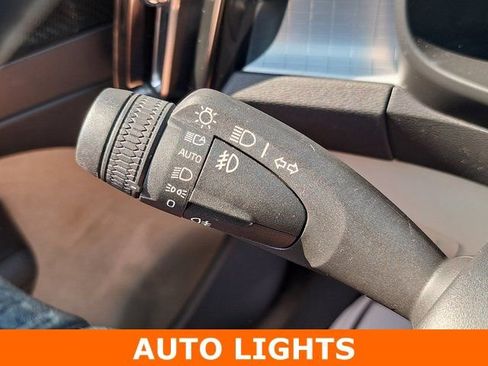 Used 2019 Volvo XC40 T5 Momentum image 12