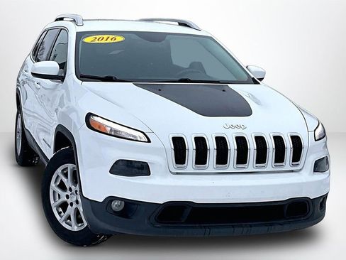 Used 2016 Jeep Cherokee Latitude w/ Comfort & Convenience Group image 3