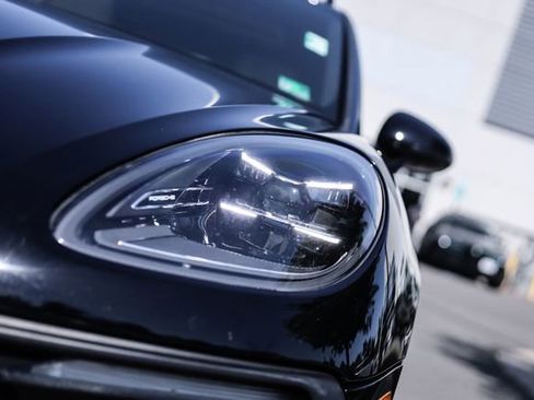 Used 2022 Porsche Macan AWD/4WD image 16