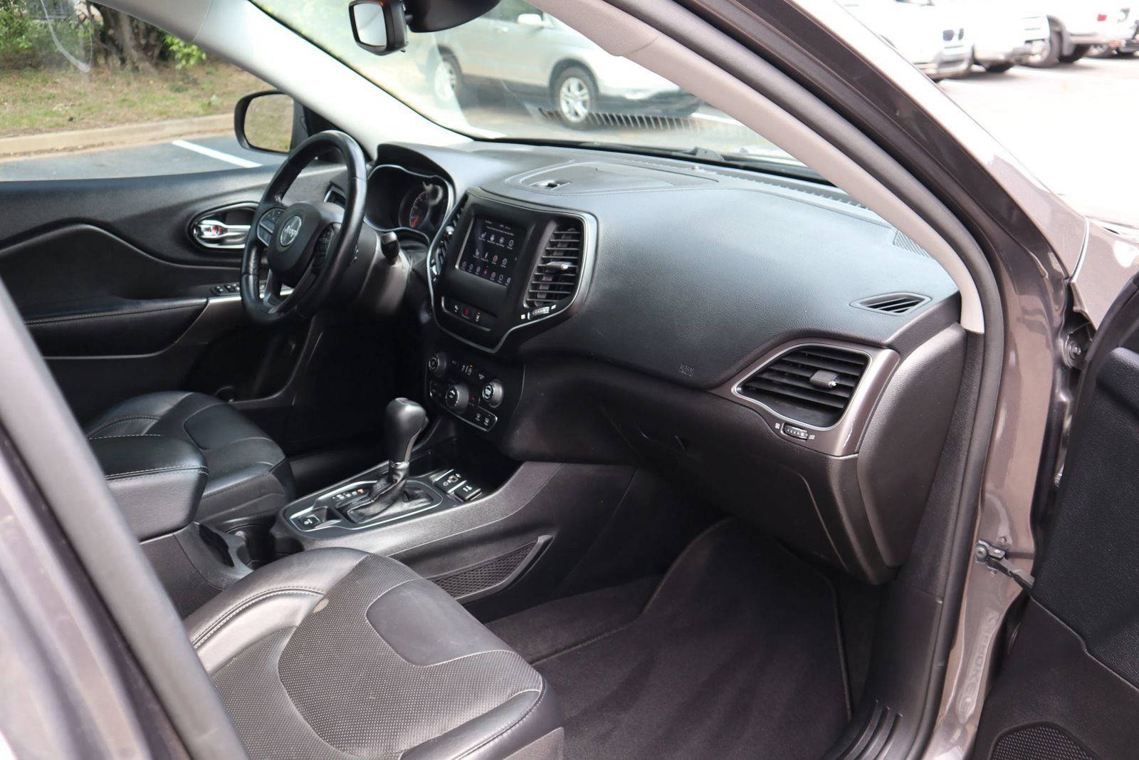 Used 2021 Jeep Cherokee Latitude Lux w/ Sun & Sound Group FWD image 17
