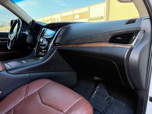 Used 2016 Cadillac Escalade Luxury image 23