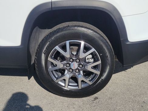 Used 2023 GMC Acadia SLT w/ Preferred Package image 9