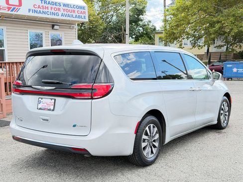 Used 2022 Chrysler Pacifica Touring-L FWD image 4