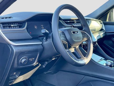 Used 2025 Jeep Grand Cherokee Laredo w/ Trailer Tow Package image 9