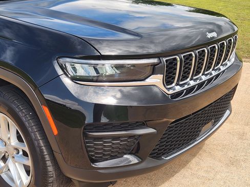 Used 2025 Jeep Grand Cherokee Laredo X RWD image 12