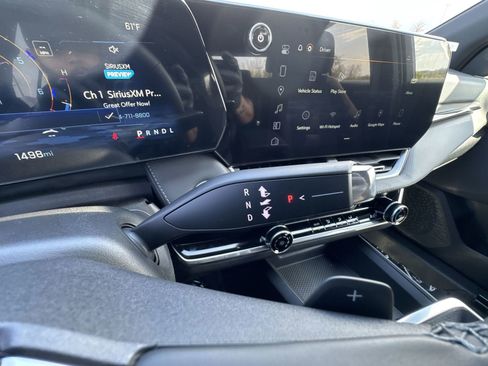 Used 2025 Chevrolet Equinox LT FWD image 24