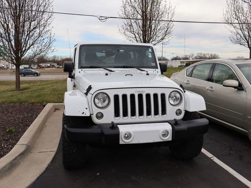 Used 2016 Jeep Wrangler Unlimited Sahara w/ Connectivity Group image 4