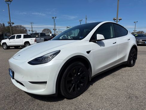 Used 2022 Tesla Model Y Long Range image 16