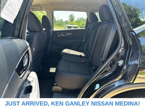 Used 2018 Nissan Rogue SV AWD/4WD image 15