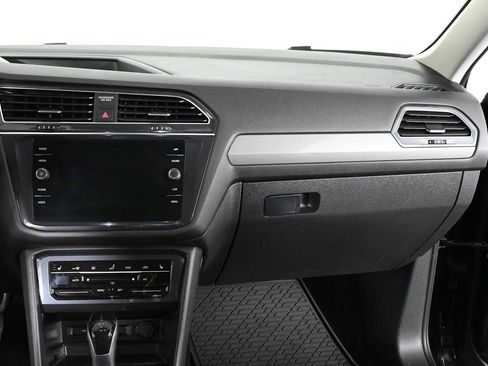 Certified 2022 Volkswagen Tiguan SE w/ Panoramic Sunroof Package AWD/4WD image 15