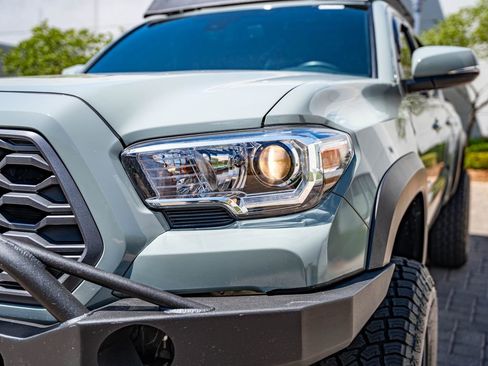 Used 2022 Toyota Tacoma TRD Off-Road AWD/4WD image 15