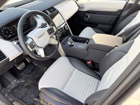 Used 2025 Land Rover Discovery Dynamic SE image 5