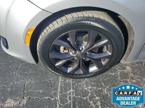 Used 2020 Chrysler Pacifica Touring w/ S Appearance Package image 19