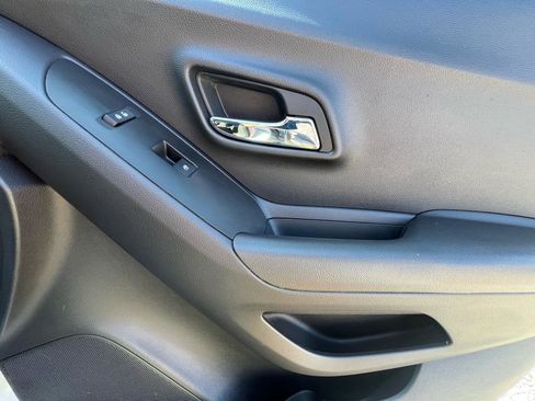Used 2018 Chevrolet Trax LT w/ LT Convenience Package FWD image 36