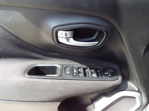 Used 2018 Jeep Renegade Latitude image 22