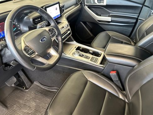 Used 2021 Ford Explorer XLT w/ Equipment Group 202A image 12
