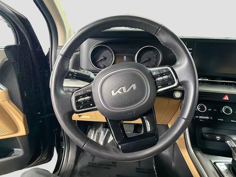 Used 2024 Kia Carnival LX FWD image 14