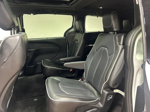 Used 2023 Chrysler Pacifica Limited w/ S Appearance Package AWD/4WD image 33