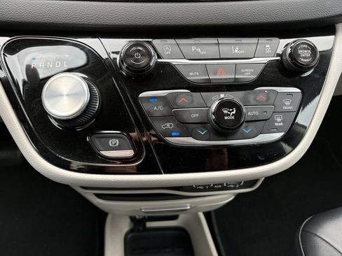 Used 2024 Chrysler Pacifica Touring-L FWD image 19
