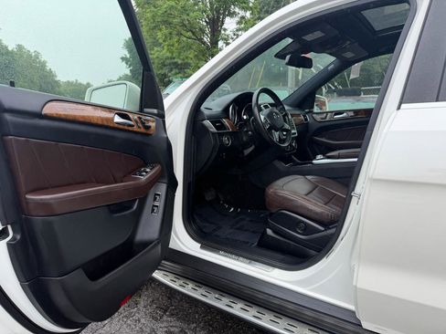 Used 2015 Mercedes-Benz GL 450 4MATIC image 11