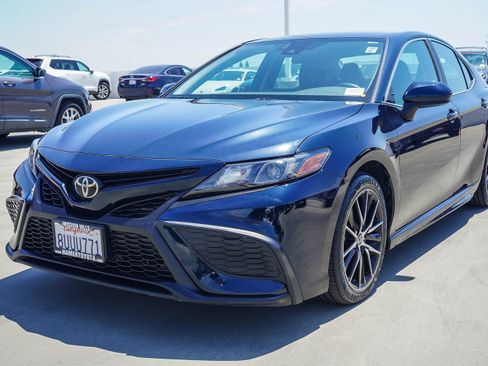 Used 2021 Toyota Camry SE w/ Carpet Mat Package (TMS) FWD image 3