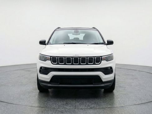 Used 2025 Jeep Compass Latitude image 2