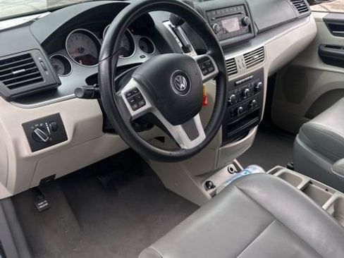 Used 2012 Volkswagen Routan SE FWD image 13