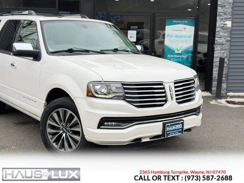 Used 2017 Lincoln Navigator Select image 3