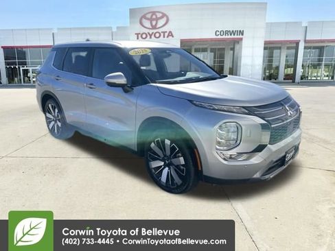 Used 2025 Mitsubishi Outlander SE image 1