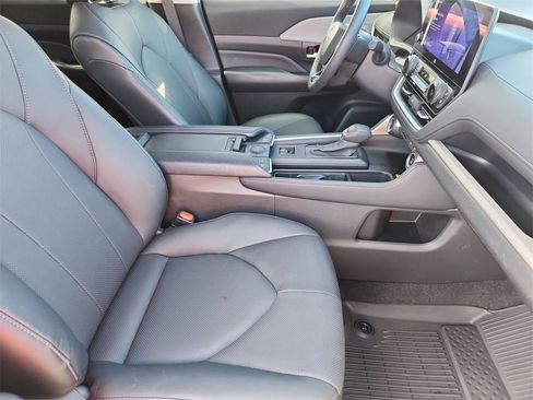 Used 2025 Toyota Grand Highlander AWD image 20