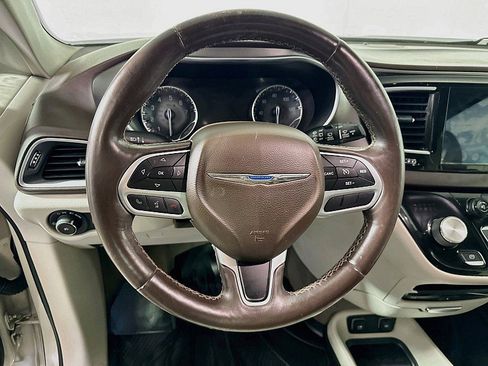 Used 2017 Chrysler Pacifica Touring-L Plus FWD image 12