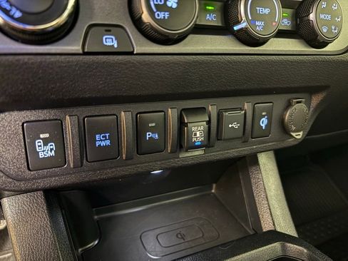 Used 2020 Toyota Tacoma TRD Off-Road w/ Technology Package image 29