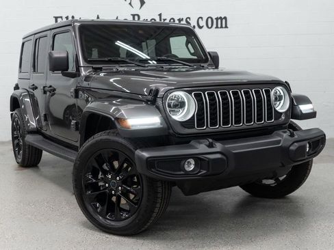 Used 2025 Jeep Wrangler Unlimited Sahara w/ Safety Group AWD/4WD image 8