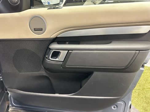 Used 2020 Land Rover Discovery Landmark image 25