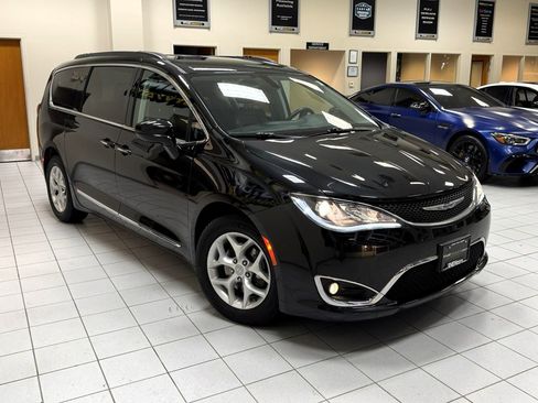 Used 2017 Chrysler Pacifica Touring-L w/ Tire & Wheel Group image 56