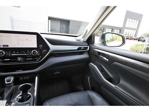 Used 2023 Toyota Highlander Limited FWD image 8