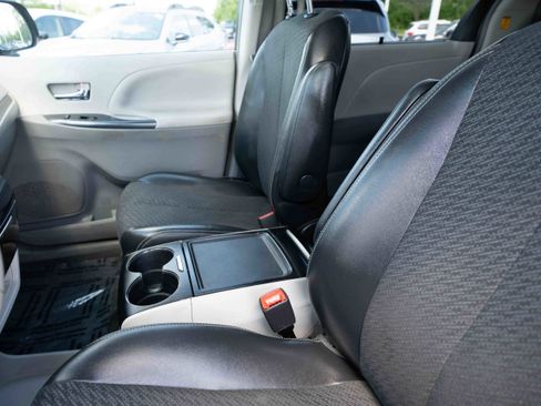 Used 2013 Toyota Sienna SE FWD image 10
